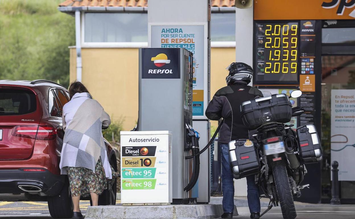 Imagen de la gasolinera de Repsol de Valdáliga en la A-8, donde este miércoles se ha alcanzado el precio récord del diésel en Cantabria,