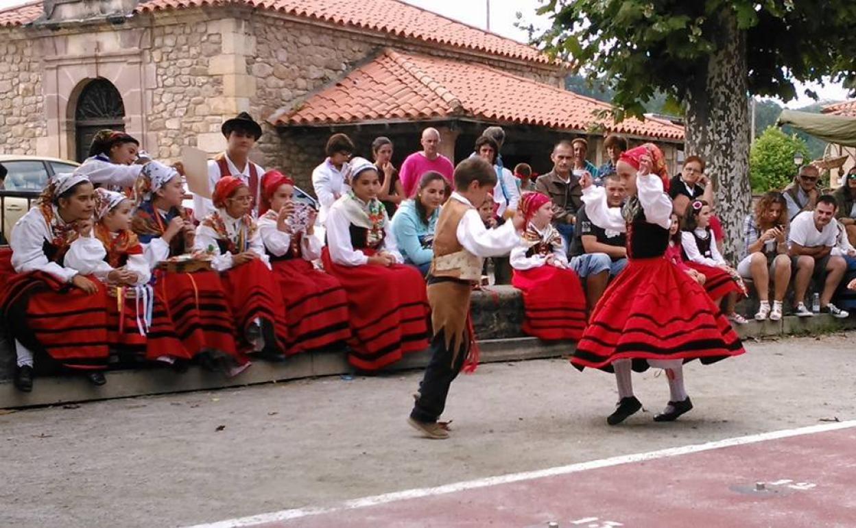 El Grupo El Torreón de Cartes actuará por las calles de la villa este domingo.