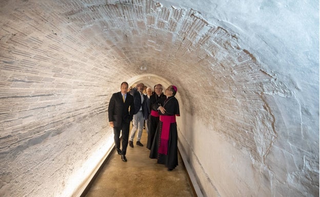 David Arce Morán, arquitecto, junto al Obispo Manuel Sánchez Monge, en el interior del refugio antiaéreo de las Dependencias Capitulares