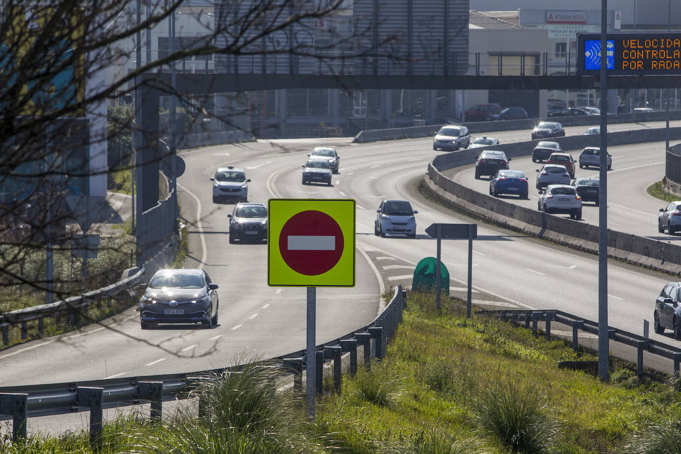 Señales instaladas en las autovías para evitar conductas temerarias.