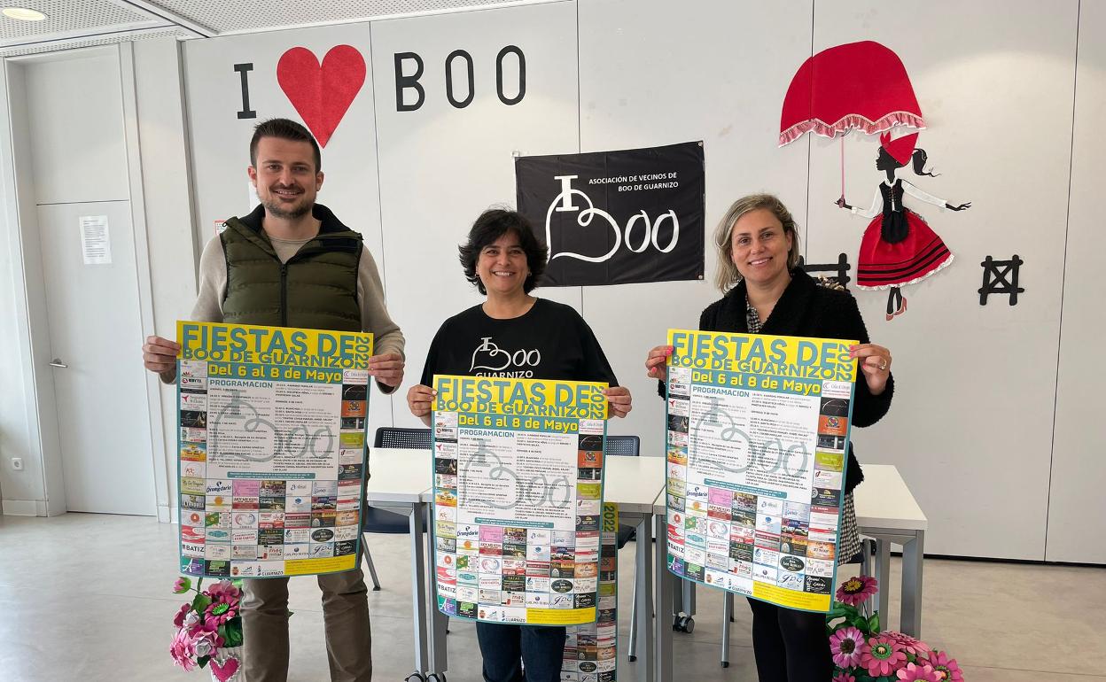 El cartel festivo fue presentado por la presidenta de la Asociación de Vecinos de Boo, la concejala de Cultura, Cristina Laza y el pedáneo, Alejandro Hoz.