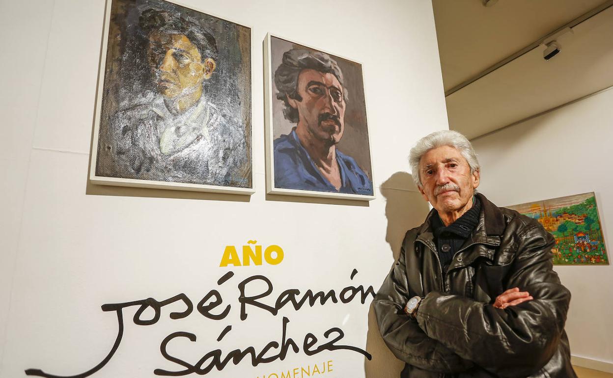 José Ramón Sánchez en la inauguración de la exposición de la Casa de Cultura de Torrelavega. 