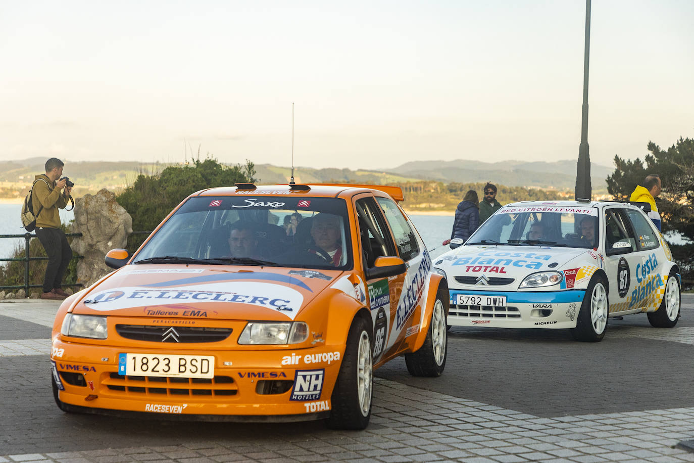 El cántabro Jesús Villegas con el Citroën Saxo Kit-car, vehículo que ha sido restaurado por completo, siendo la misma unidad con la que Javier Azcona disputo el Campeonato de España de Rallyes en 1998.