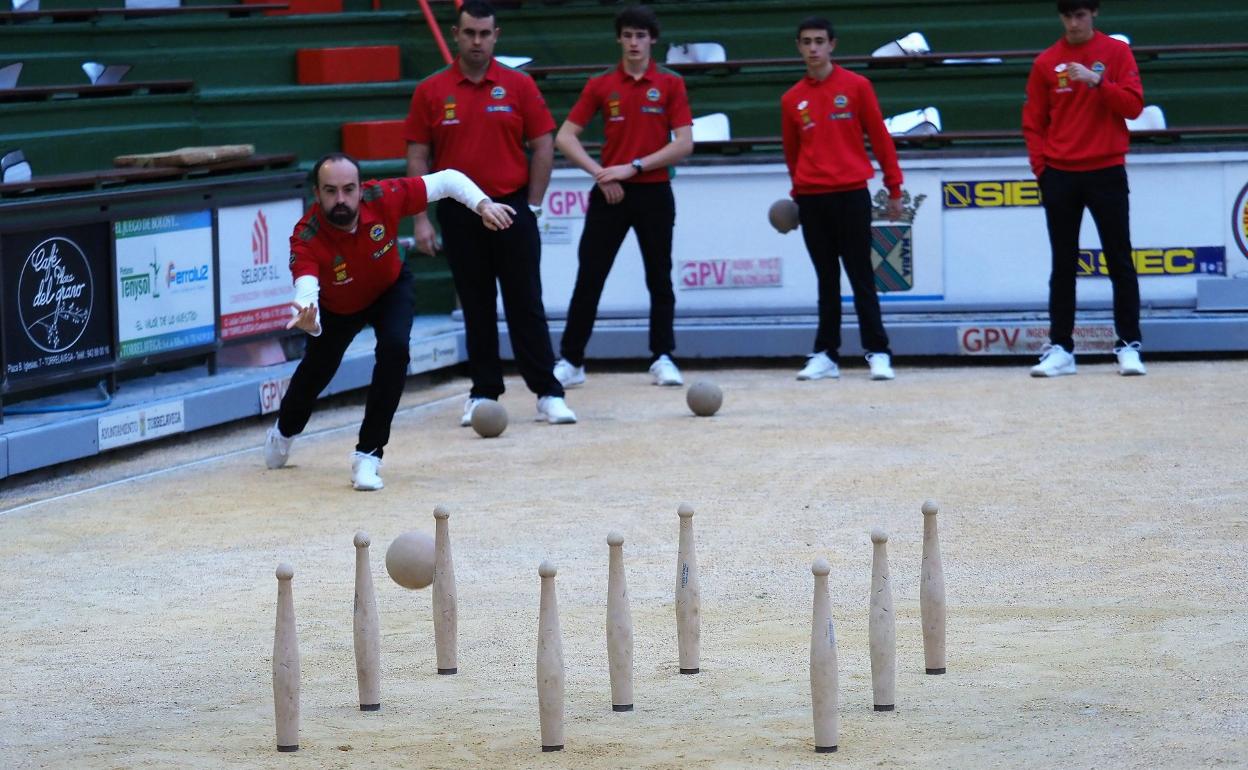Víctor de la Torre birla para la Bolística, campeona de Copa 2021. 