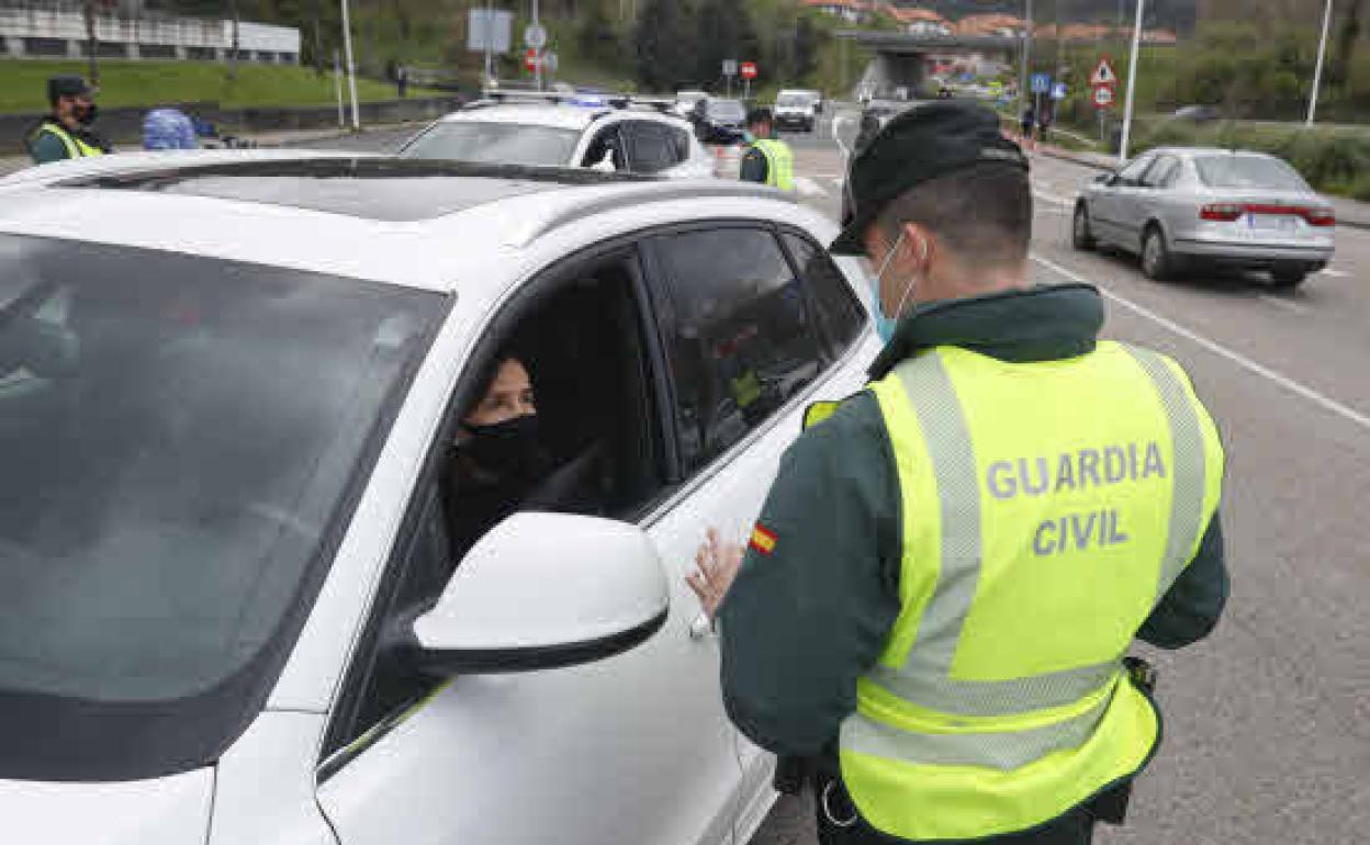 Imagen de archivo de archivo de un control de la Guardia Civil en la entrada a Castro Urdiales.