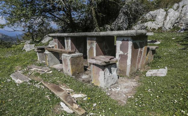 Avanzado deterioro en una zona de merendero. 