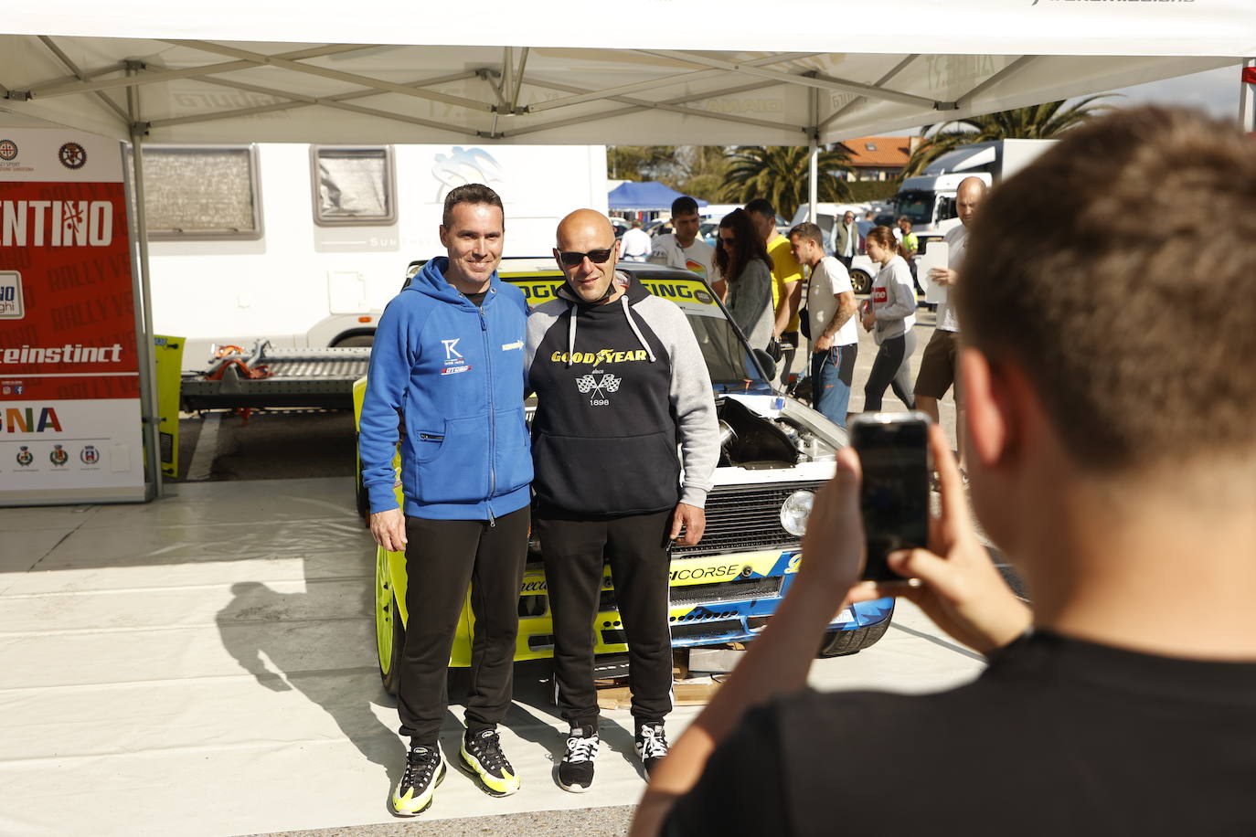 Una de las estrellas de la prueba, el italiano Paolo Diana, no pudo tomar la salida finalmente por la avería que sufría el jueves en el Shakedown, pero sigue siendo uno de los pilotos mas requeridos por los aficionados para realizarse una fotografía con él.