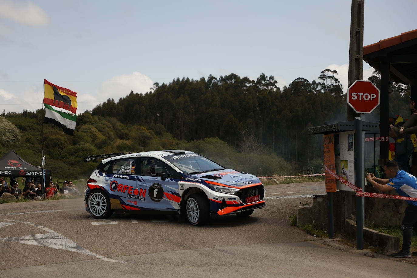 Surhayen Pernia participa en esta ocasión con su padre como copiloto y con especificaciones de tierra en su Hyundai i20 Rally2, estando disfrutando ambos de una prueba muy especial para los ambos.