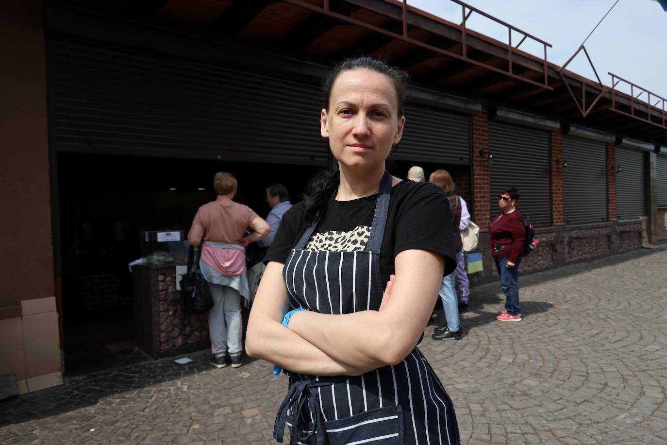 Olena Verba huyó de Gostómel con su familia y trabaja como voluntaria en la cocina del Centro venezia de refugiados en Mukáchevo.