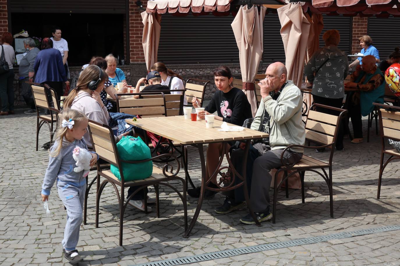 Mujeres, niños y ancianos componen el grueso de los refugiados ucranianos. Los hombres no pueden abandonar el país y son llamados para tareas defensivas.