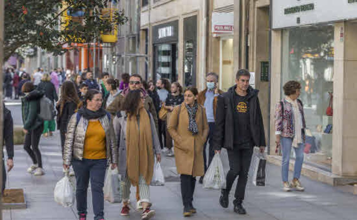 Foto de archivo de turistas paseando por las calles comerciales de Santander.
