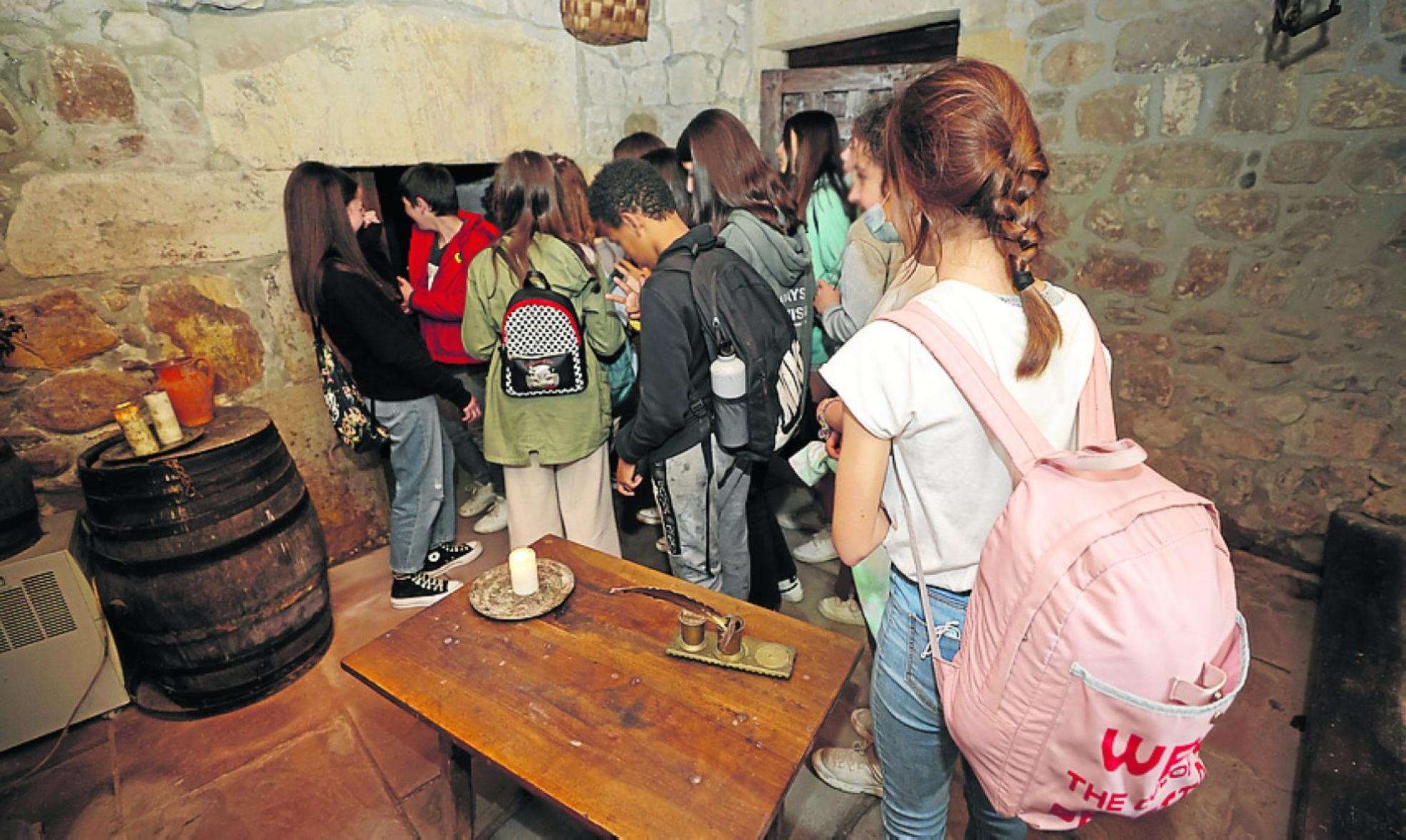 Los estudiantes viven la experiencia dentro del calabozo.DO