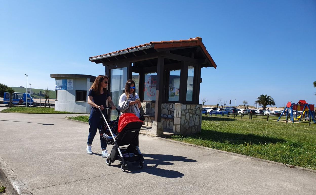 Una de las paradas del autobús tendrá lugar en la playa de Usil, junto al centro de surf. 