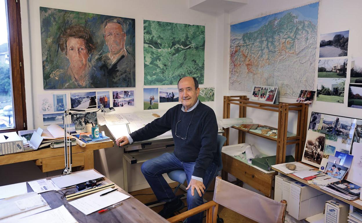 Eduardo Ruiz de la Riva, que recientemente fue distinguido por el Colegio de Arquitectos de Cantabria, en su estudio de Cabezón de la Sal. 