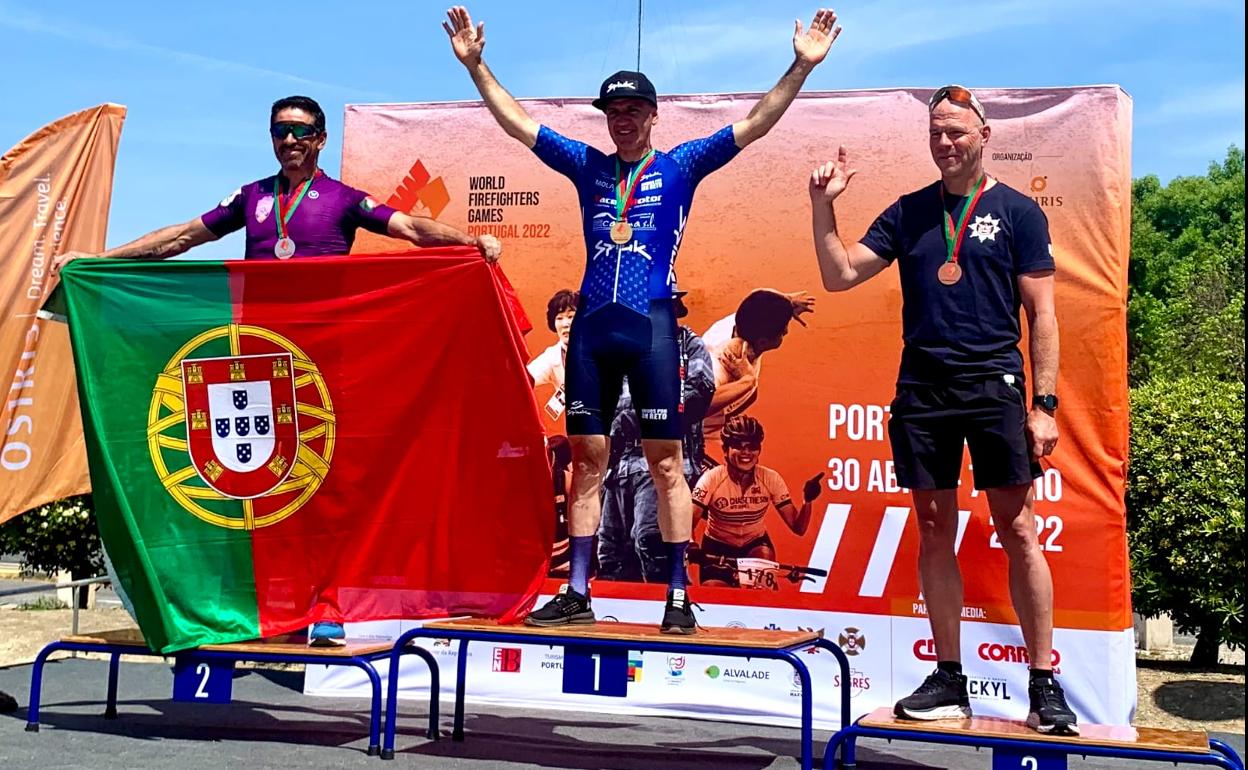 Óscar Negrete, en lo más alto del podium, tras redondear un espectacular fin de semana en Lisboa 