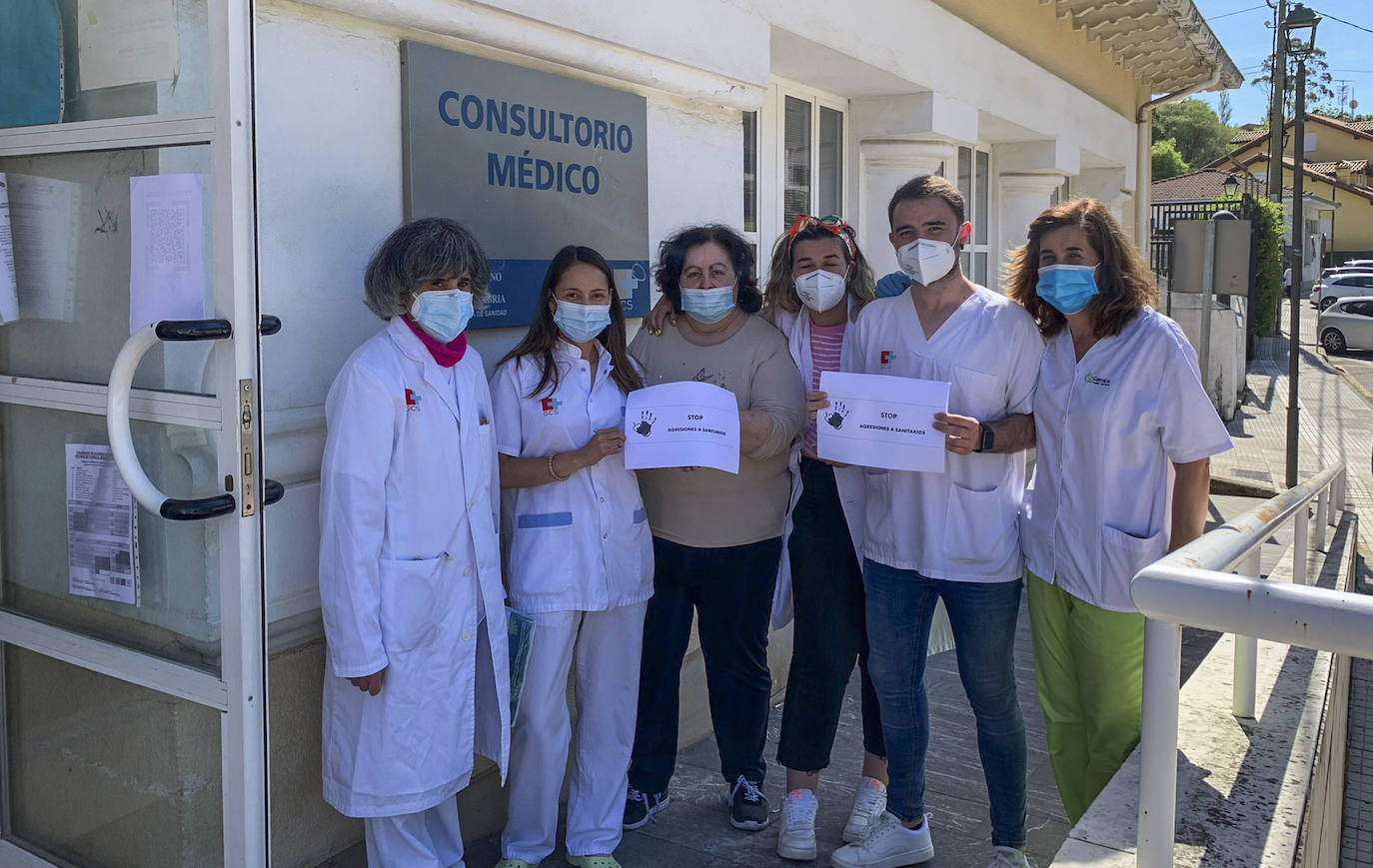 Personal sanitario concentrado a las puertas del Centro de Salud de Comillas, este mediodía.