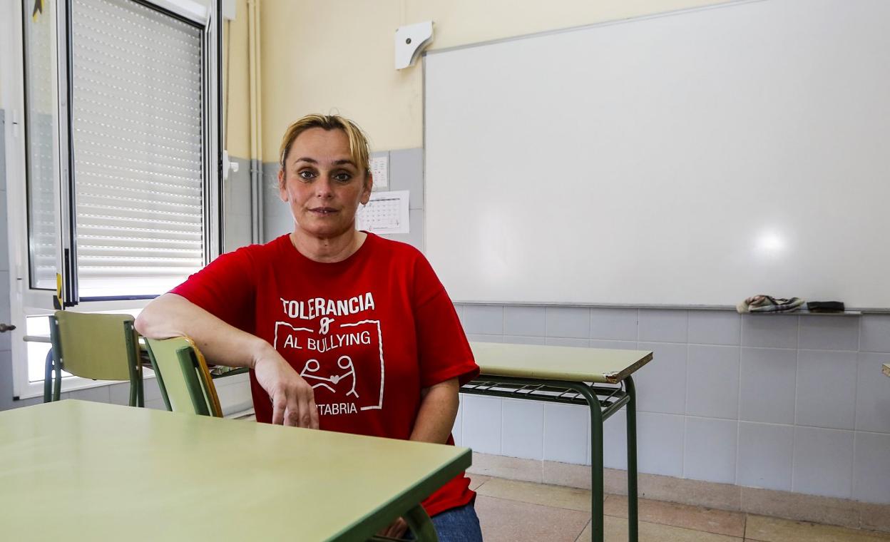 Lourdes Verdeja, en la sede de la Asociación Tolerancia 0 al Bullying Cantabria, en Torrelavega. 