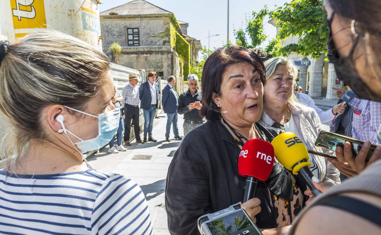 Ganaderos, esta mañana a las puertas del Parlamento de Cantabria.