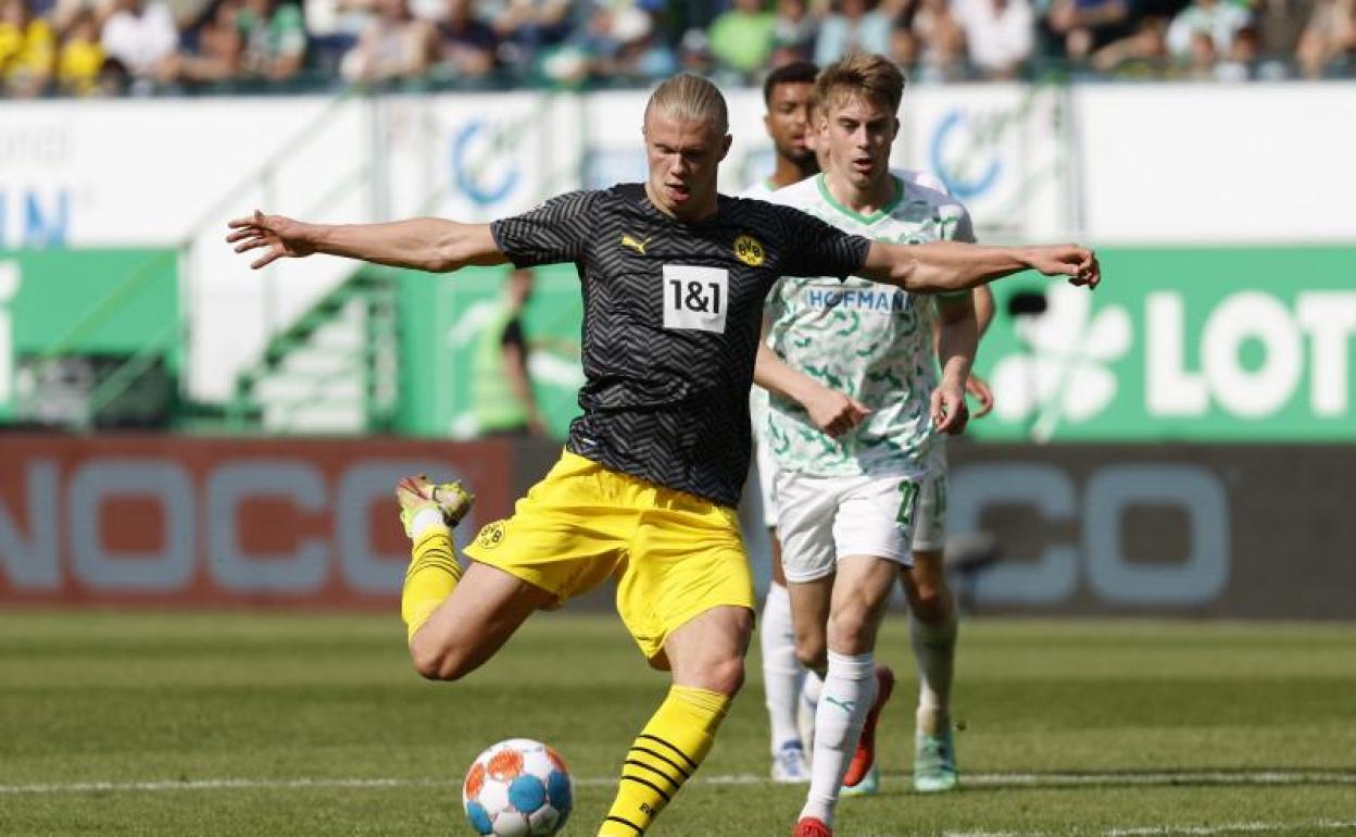 Erling Haaland dispara en un partido con el Dortmund. 