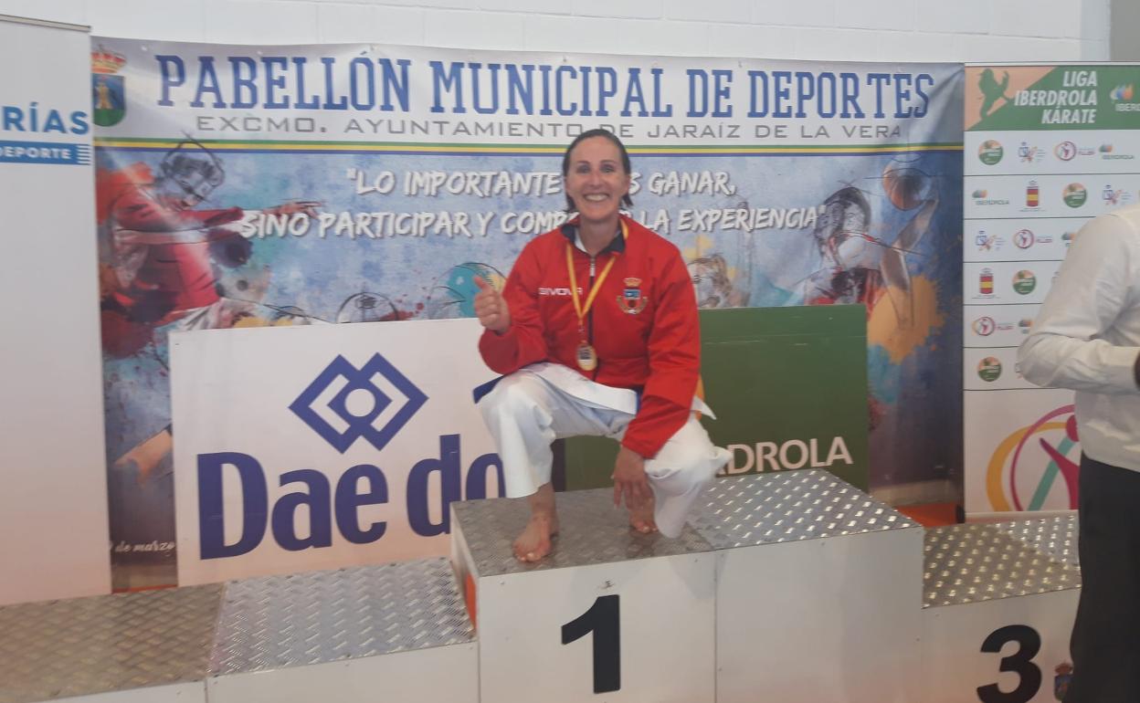 Pili Ateca, con el oro colgado al cuello, deja salir la sonrisa de felicidad tras un Campeonato de España impecable 