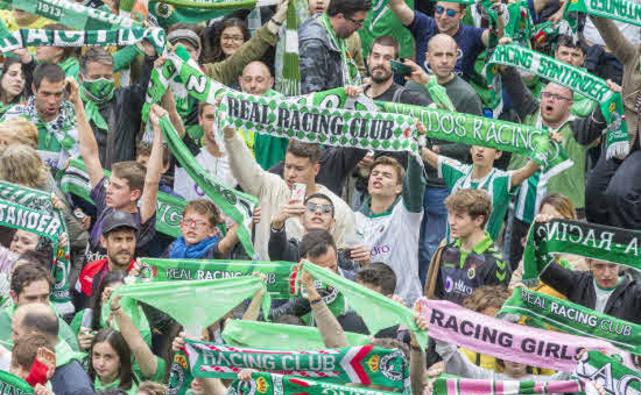 Celebración del ascenso del Racing de Santander a segunda división de los aficionados en el Ayuntamiento de Santander