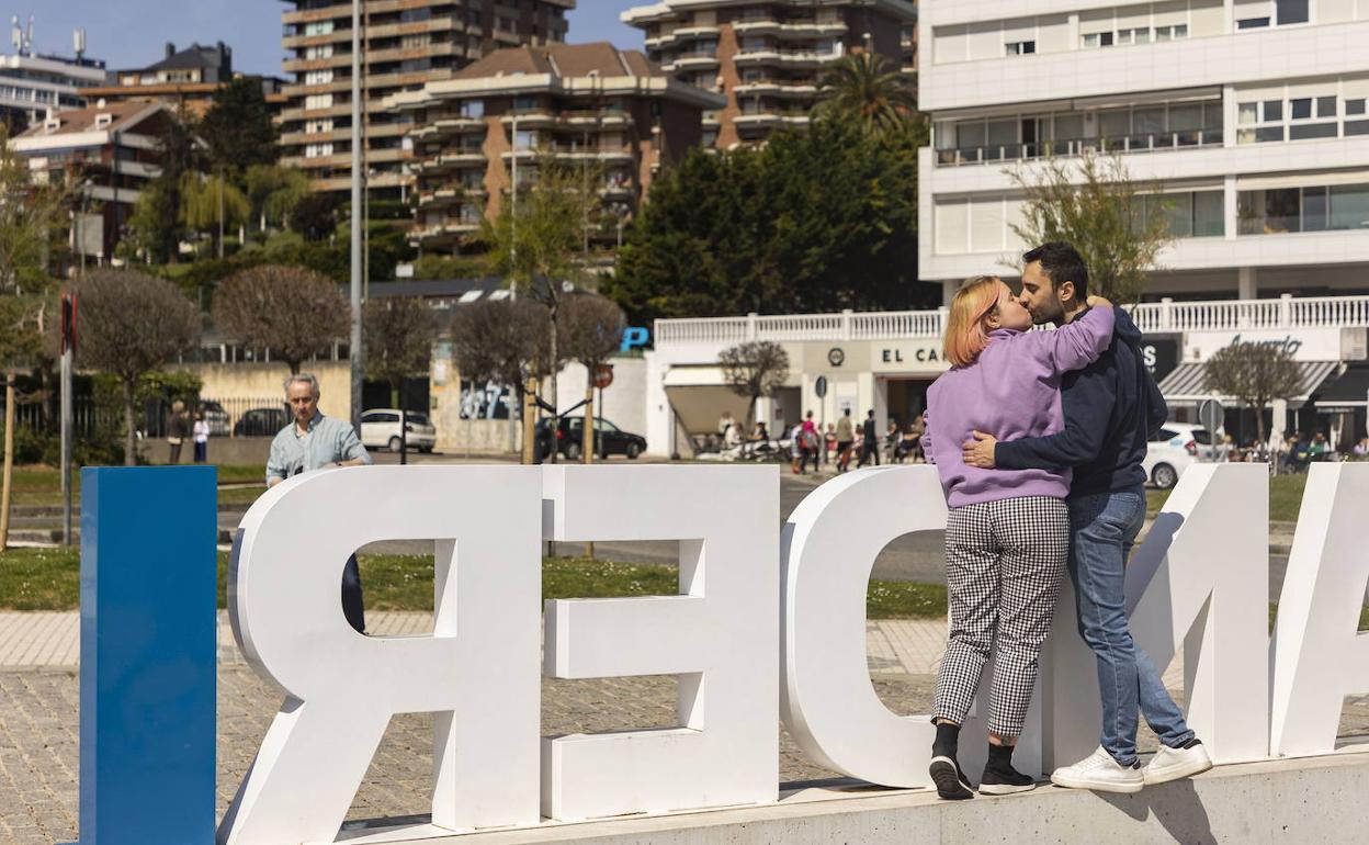 Una pareja se besa en El Sardinero. 