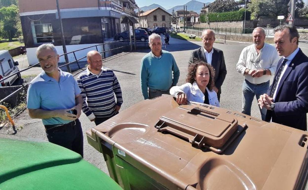 El consejero compartió con los alcaldes y José María Díaz las mejora a aplicar en el proyecto.