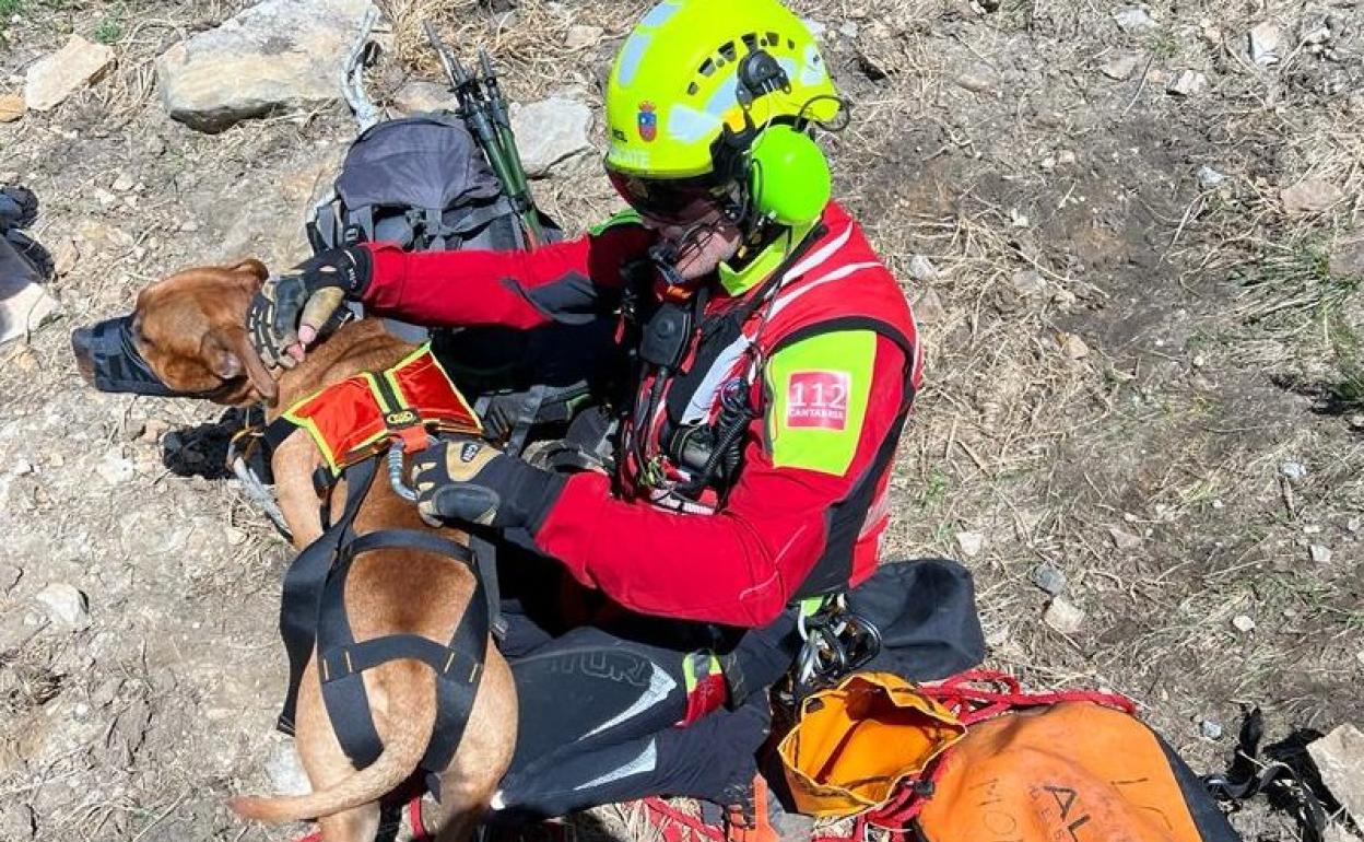 Tanto los excursionistas como su perro fueron izados hasta el helicóptero.