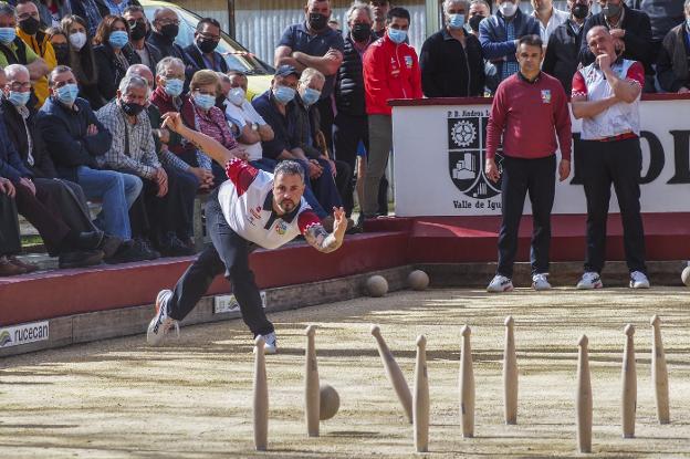 Carlos García, al birle para Andros, la peña que más emboques ha conseguido en lo que va de temporada. 