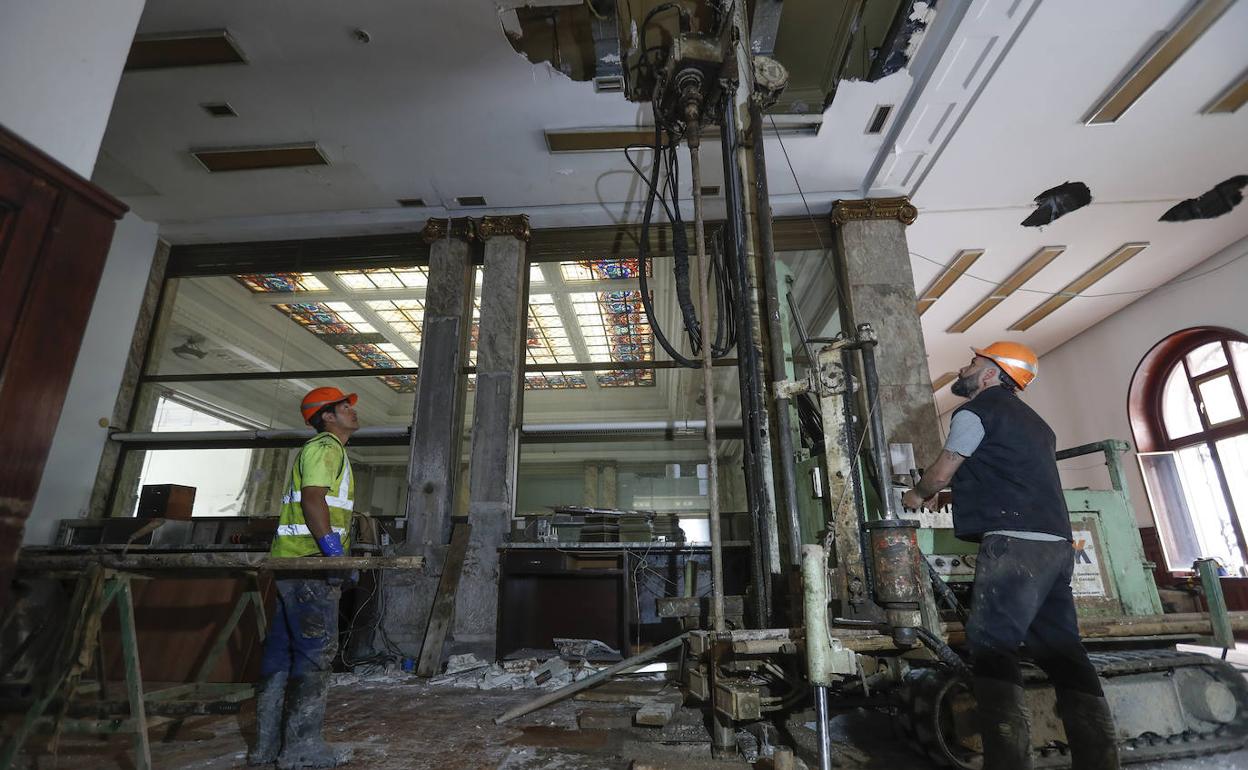 Las máquinas han entrado por primera vez en el antiguo inmueble del Banco de España, en cuyo interior se ejecutan cuatro sondeos y en el exterior, otros tantos.