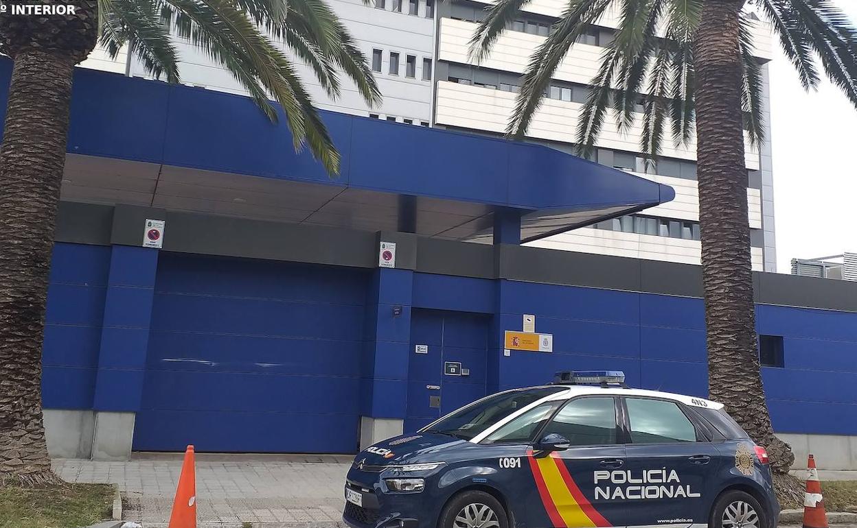 Detenido por llevarse mil euros y un reloj del piso del hombre con el que tuvo una cita