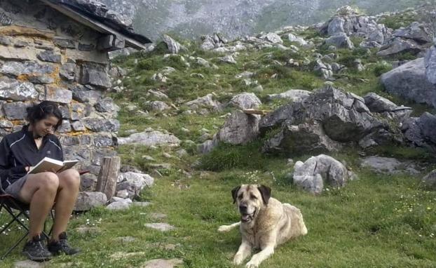 Una pequeña cabaña en las Ubiñas, sin luz ni agua, fue el primer hogar montañero de Tania