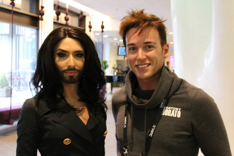 Con Conchita Wurst, ganadora de 2014, con el tema 'Rise like a phoenix'.