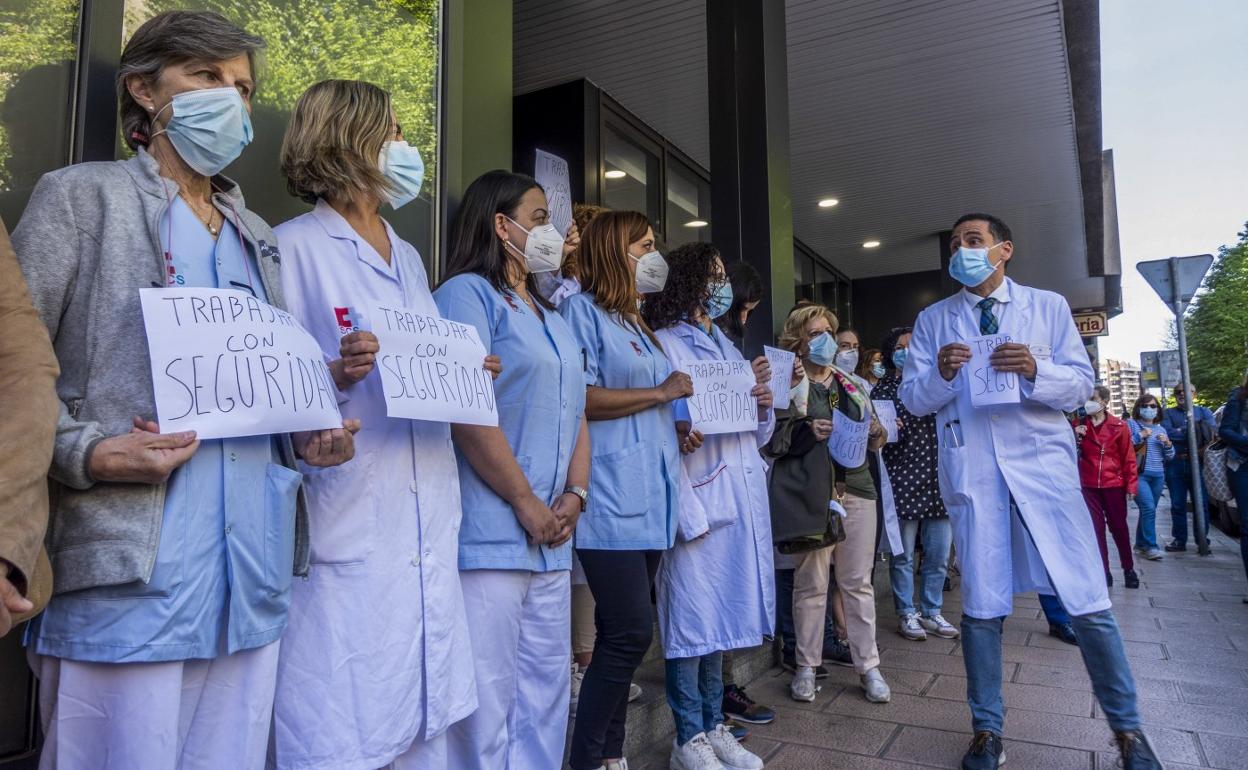 Concentración de profesionales de Atención Primaria de condena a las agresiones, el pasado lunes a la puerta del centro de Vargas. 