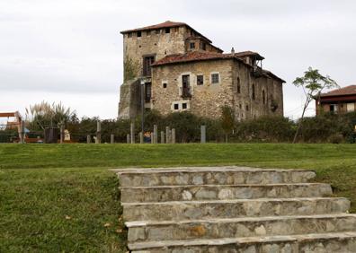 Imagen secundaria 1 - A la izquierda, Torre de los Calderón de la Barca, en Viveda. A la derecha, Casa Torre de Valdeprado del Río. 