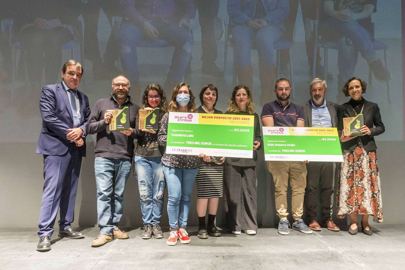 El equipo de la ESAC recoge sus premios