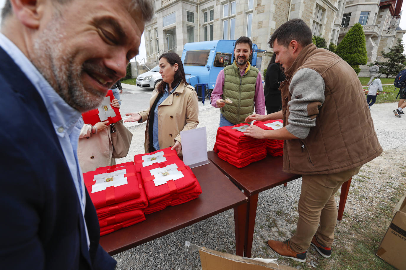 Los allegados a quien fuera la primera directora del edificio más emblemático de la ciudad han participado en este acto homenaje en el que se descubierto una placa en su honor y la Banda Municipal de Música ha interpretado varios de sus temas favoritos. Durante el concierto, se han soltado 200 globos de helio biodegradables y se han vendido mantitas a 5 euros como recaudación de fondos para la Fundación Blas Méndez Ponce con la que ella colaboraba de forma muy activa.