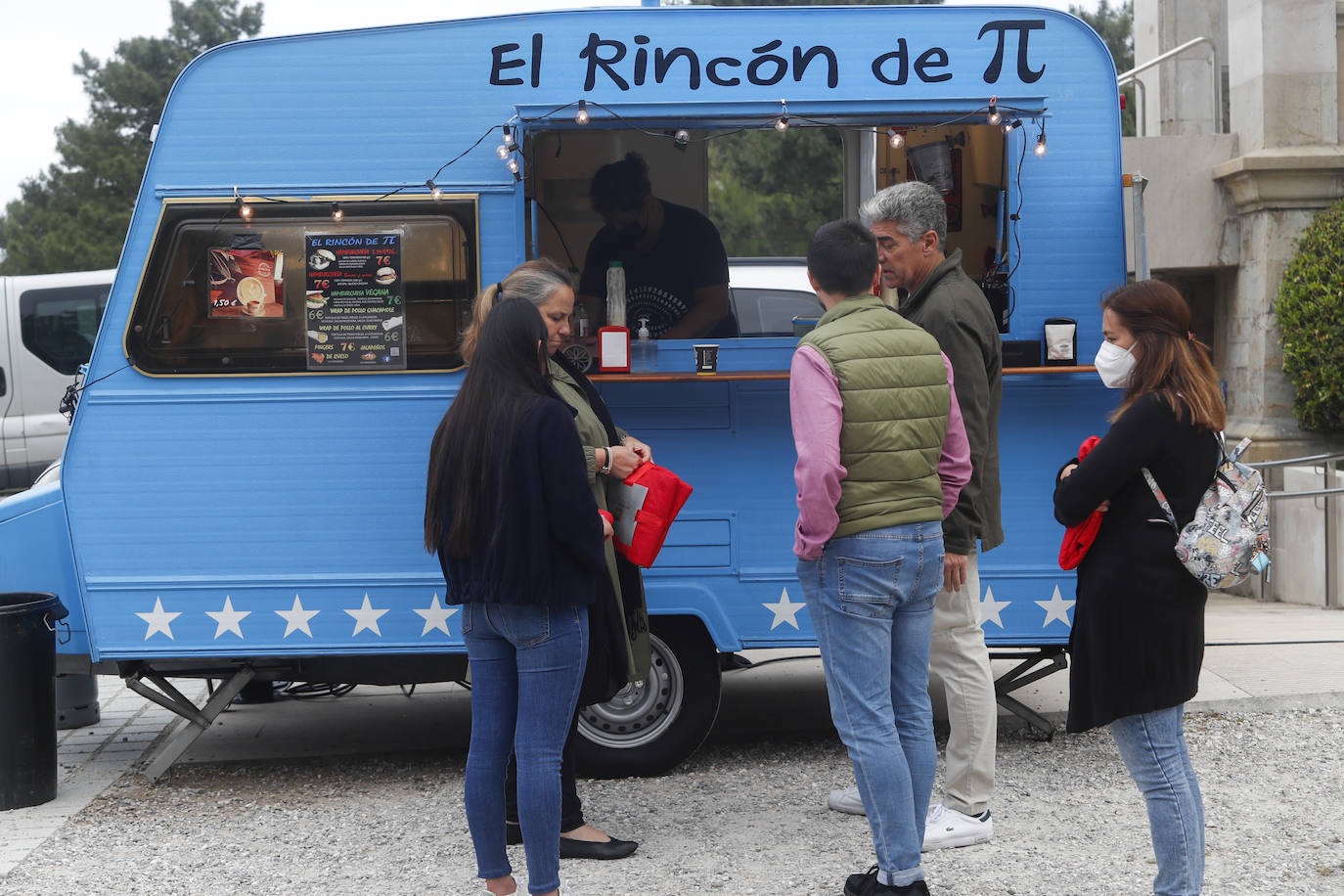Los allegados a quien fuera la primera directora del edificio más emblemático de la ciudad han participado en este acto homenaje en el que se descubierto una placa en su honor y la Banda Municipal de Música ha interpretado varios de sus temas favoritos. Durante el concierto, se han soltado 200 globos de helio biodegradables y se han vendido mantitas a 5 euros como recaudación de fondos para la Fundación Blas Méndez Ponce con la que ella colaboraba de forma muy activa.