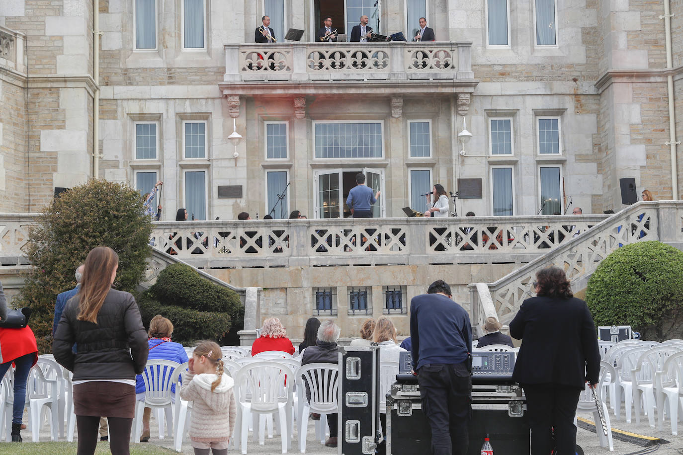 Los allegados a quien fuera la primera directora del edificio más emblemático de la ciudad han participado en este acto homenaje en el que se descubierto una placa en su honor y la Banda Municipal de Música ha interpretado varios de sus temas favoritos. Durante el concierto, se han soltado 200 globos de helio biodegradables y se han vendido mantitas a 5 euros como recaudación de fondos para la Fundación Blas Méndez Ponce con la que ella colaboraba de forma muy activa.