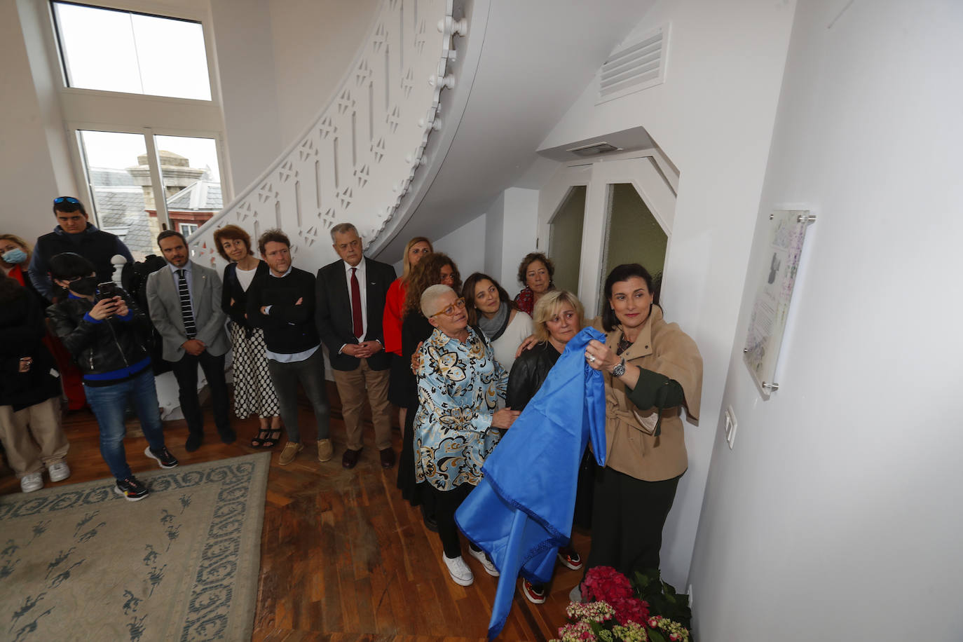 Los allegados a quien fuera la primera directora del edificio más emblemático de la ciudad han participado en este acto homenaje en el que se descubierto una placa en su honor y la Banda Municipal de Música ha interpretado varios de sus temas favoritos. Durante el concierto, se han soltado 200 globos de helio biodegradables y se han vendido mantitas a 5 euros como recaudación de fondos para la Fundación Blas Méndez Ponce con la que ella colaboraba de forma muy activa.