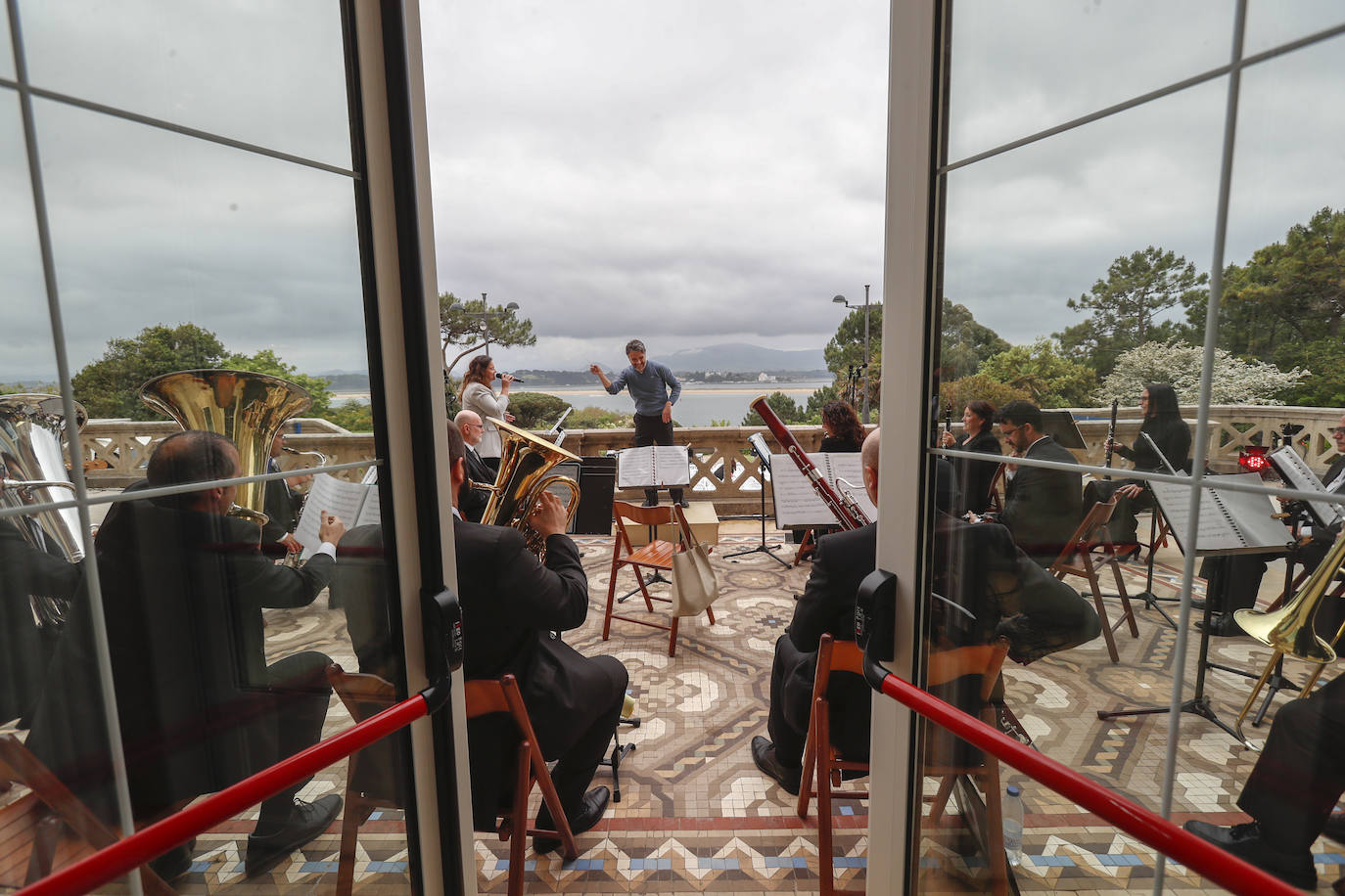 Los allegados a quien fuera la primera directora del edificio más emblemático de la ciudad han participado en este acto homenaje en el que se descubierto una placa en su honor y la Banda Municipal de Música ha interpretado varios de sus temas favoritos. Durante el concierto, se han soltado 200 globos de helio biodegradables y se han vendido mantitas a 5 euros como recaudación de fondos para la Fundación Blas Méndez Ponce con la que ella colaboraba de forma muy activa.