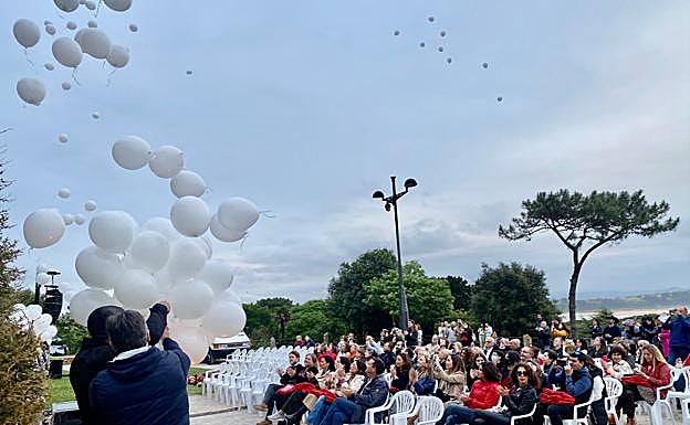 Imagen. Momento de la suelta de globos en honor de Lola Sainz.