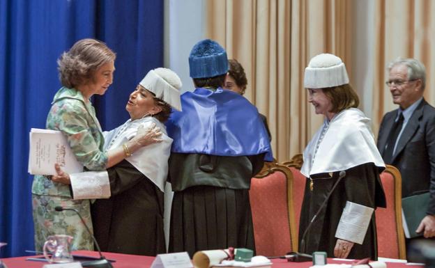 La Reina Sofía en el acto de imposición de Doctoras Honoris Causa a la mezzosoprano Teresa Berganza y a la actriz Nuria Espert en el Paraninfo de la Magdalena en 2010