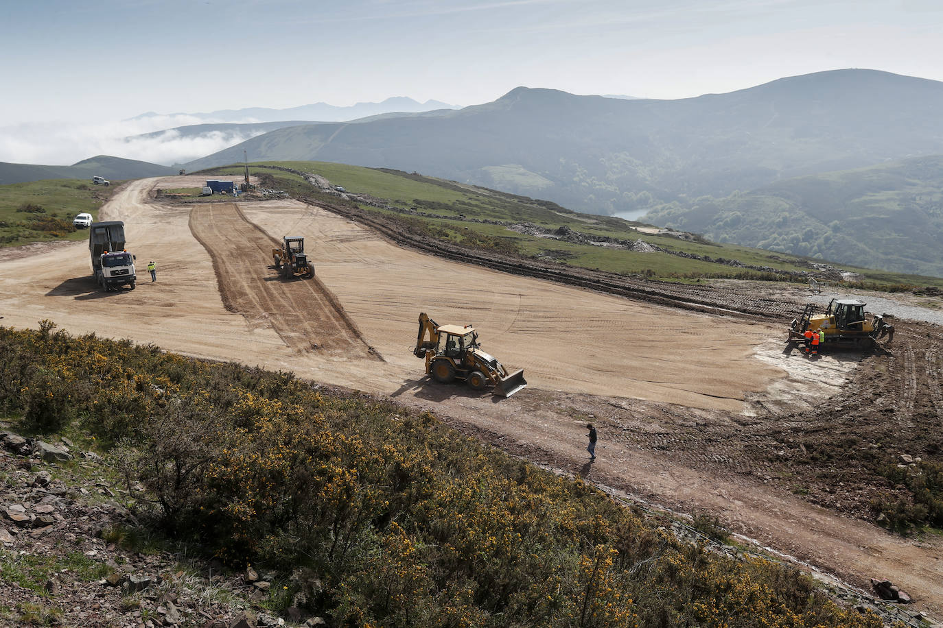 El puerto que será final de etapa en La Vuelta el 25 de agosto ya tiene su subida y la zona de meta marcadas por la grava, a la espera del asfaltado 