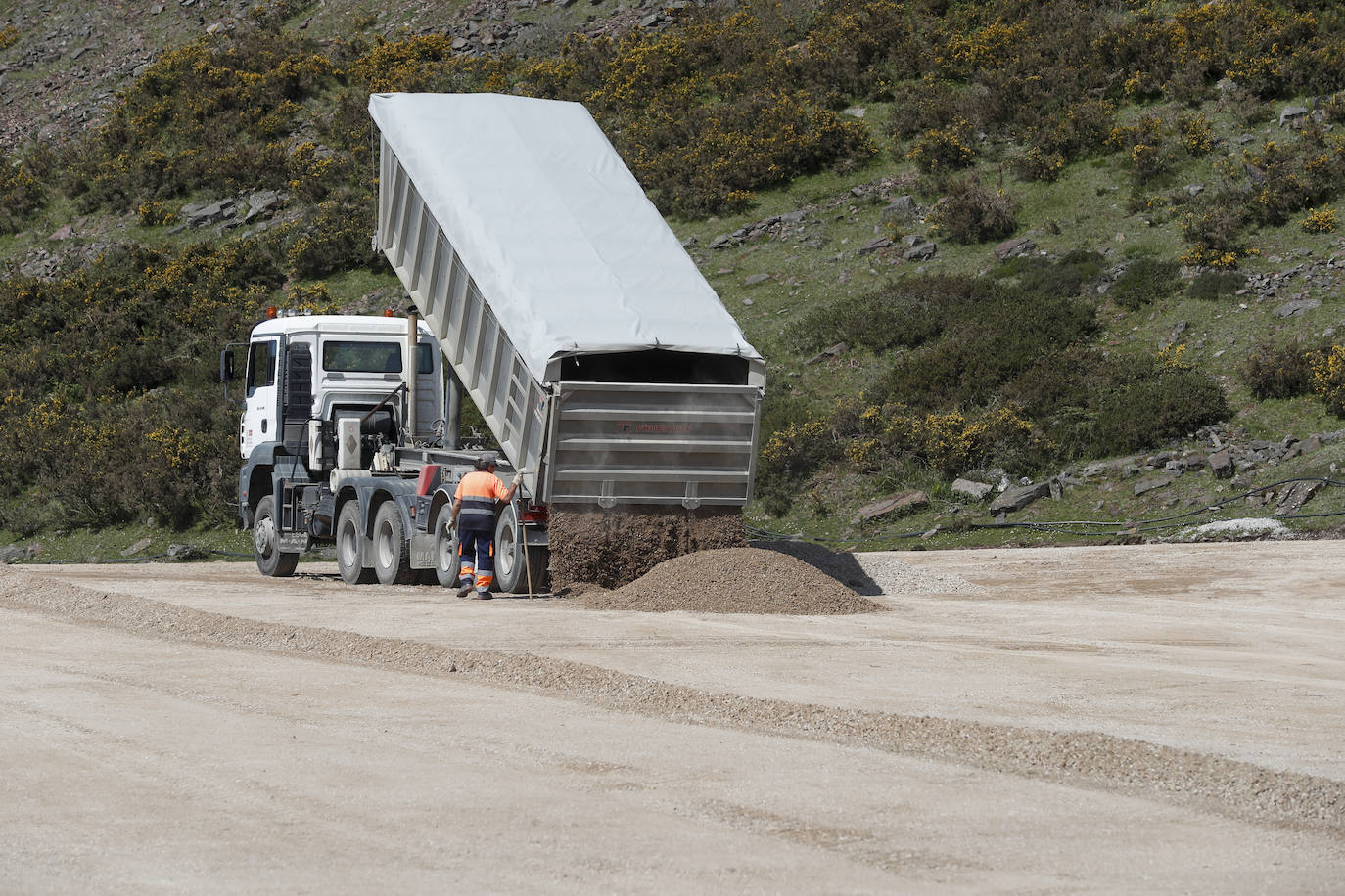 El puerto que será final de etapa en La Vuelta el 25 de agosto ya tiene su subida y la zona de meta marcadas por la grava, a la espera del asfaltado 