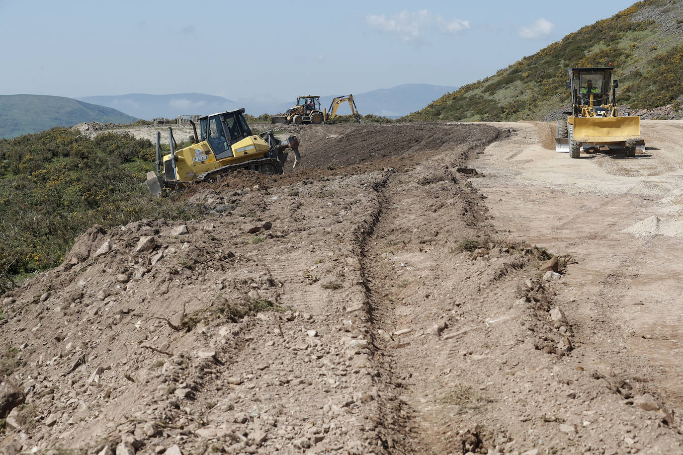 El puerto que será final de etapa en La Vuelta el 25 de agosto ya tiene su subida y la zona de meta marcadas por la grava, a la espera del asfaltado 