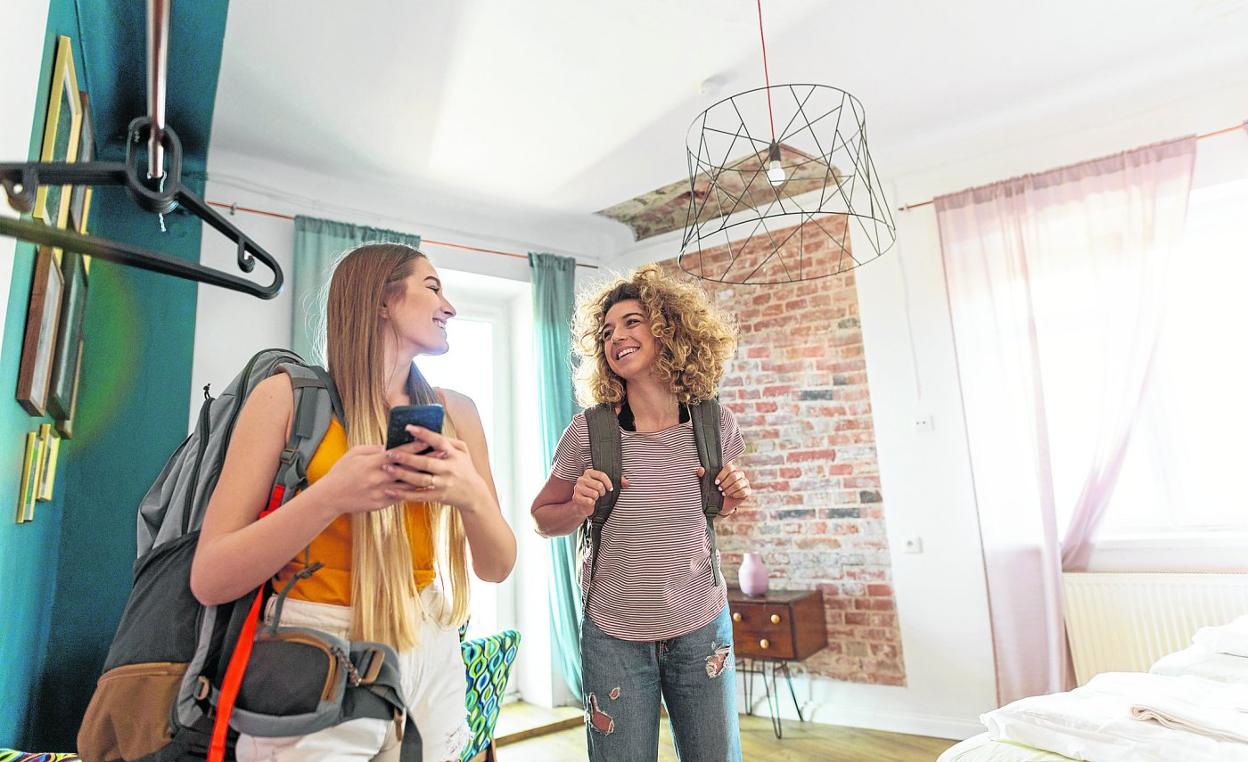 Dos jóvenes llegan a un apartamento turístico en el que van a alojarse.