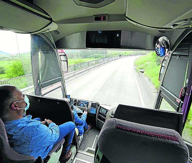 El presidente de la Junta Vecinal de Gornazo, José Manuel Real, realizando el recorrido en el autobús.