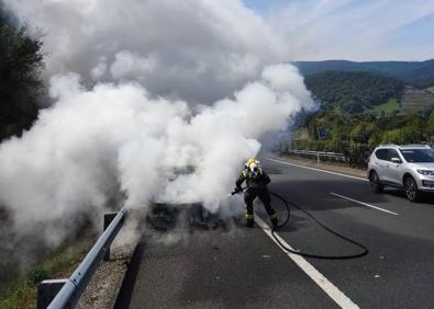 Imagen secundaria 1 - Arde por completo un coche que circulaba por la A-8, en Liendo