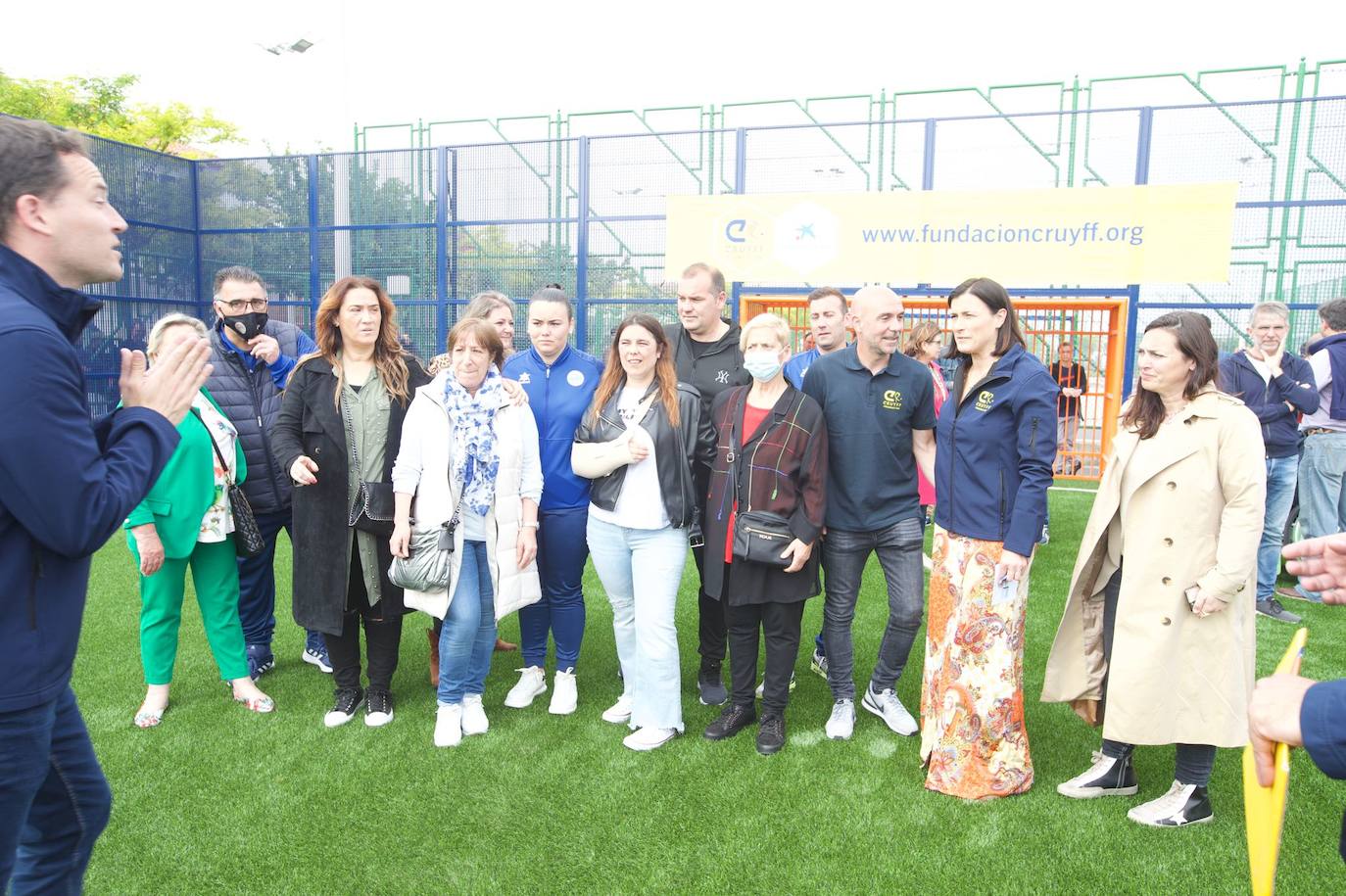 El Barrio Pesquero estrena nuevo campo de césped artificial, de uso público y a disposición de todos los vecinos, gracias a la Fundación Cruyff, Fundación La Caixa y el Ayuntamiento de Santander, a través del Instituto Municipal de Deportes. En el acto han participado Susila Cruyff, presidenta de la Fundación Cruyff; el santanderino Iván de la Peña, embajador de la Fundación Cruyff; Carles Puyol, patrón de la Fundación Cruyff; Alejandro Fernández, responsable comercial de Educación y Marketing de la Fundación La Caixa; escolares santanderinos y vecinos del barrio